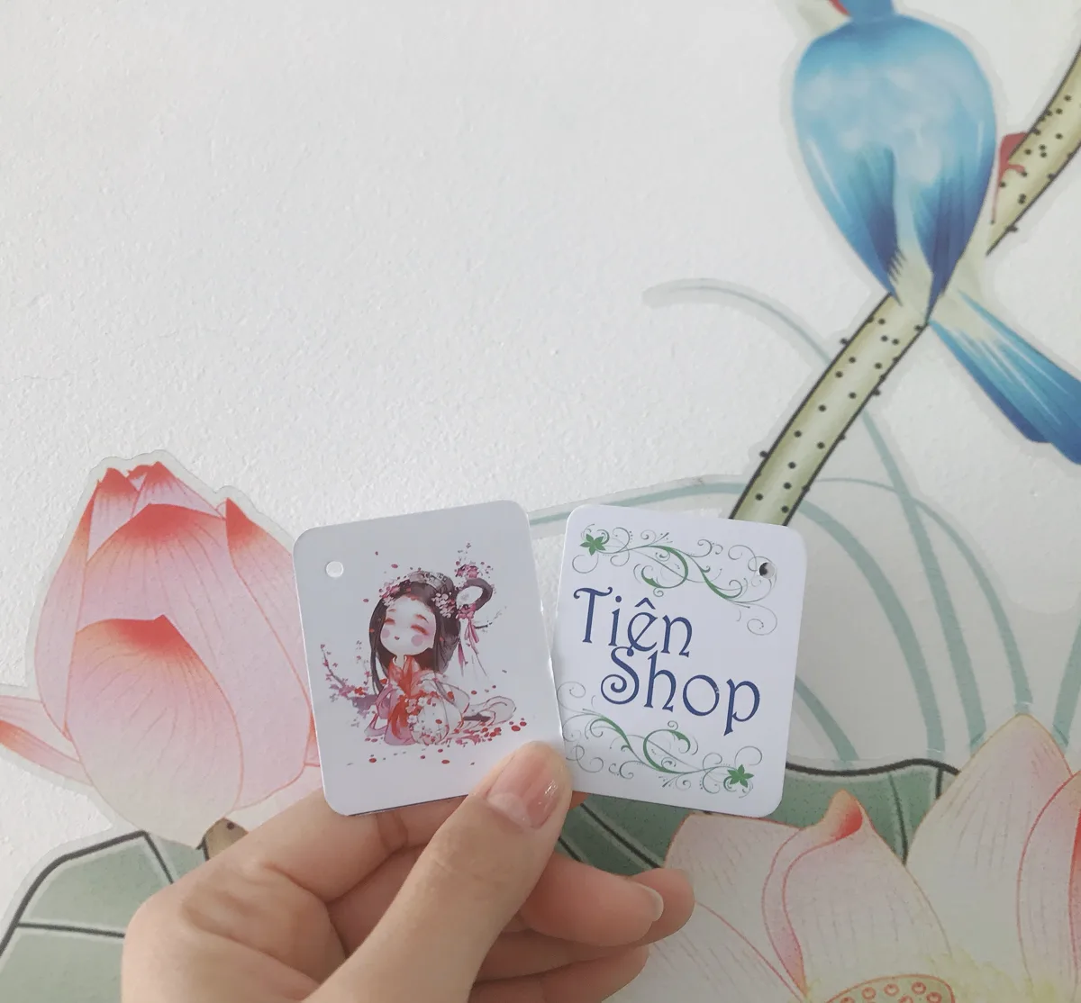 Hai mẫu tag giấy có lỗ treo được in tại IST