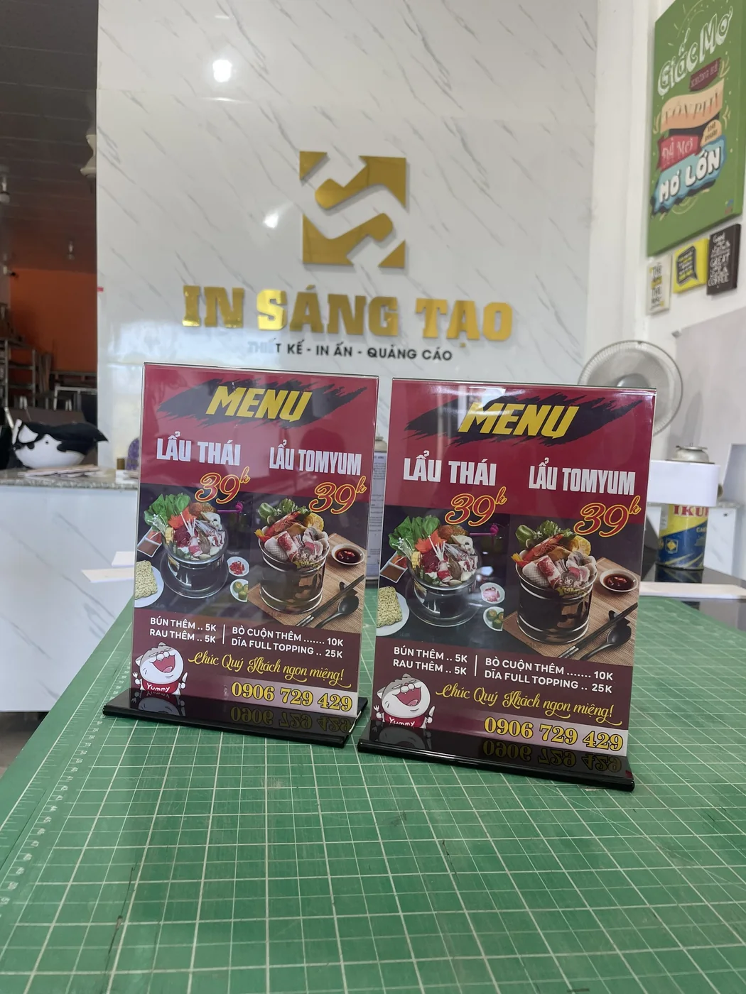 Hai mẫu standee menu trưng bày trên bàn tại IST