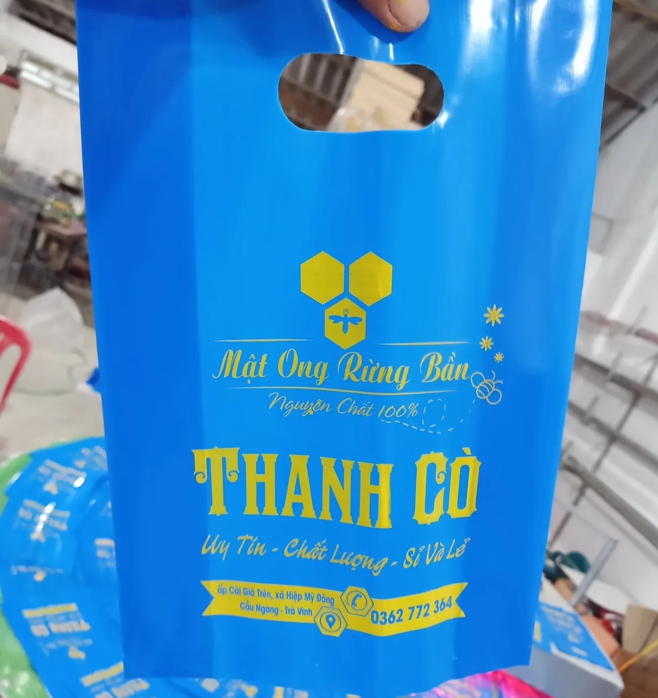 Mẫu túi xanh in logo và nội dung màu vàng tại IST