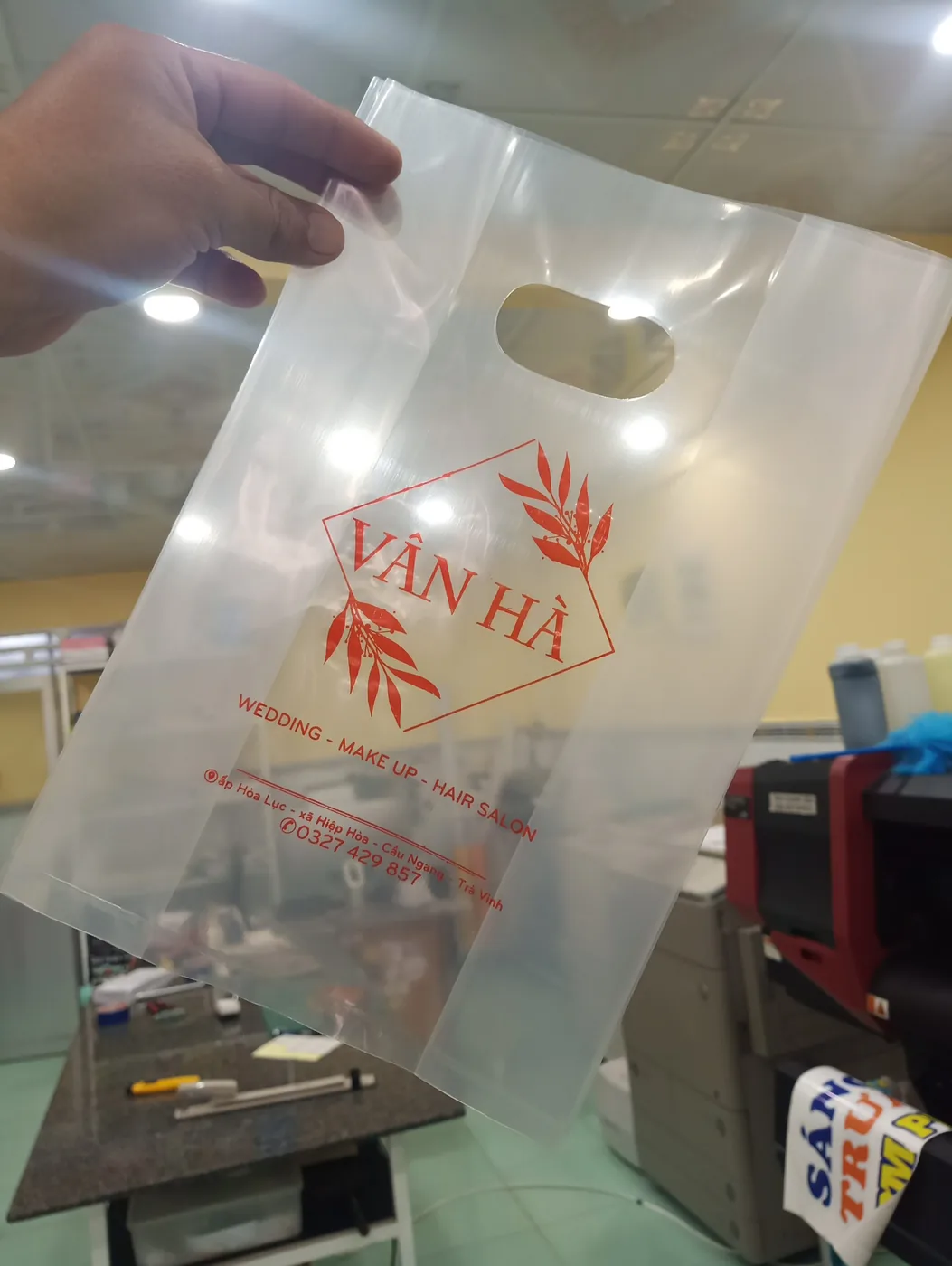 Mẫu túi trong với logo và nội dung in đỏ tại IST
