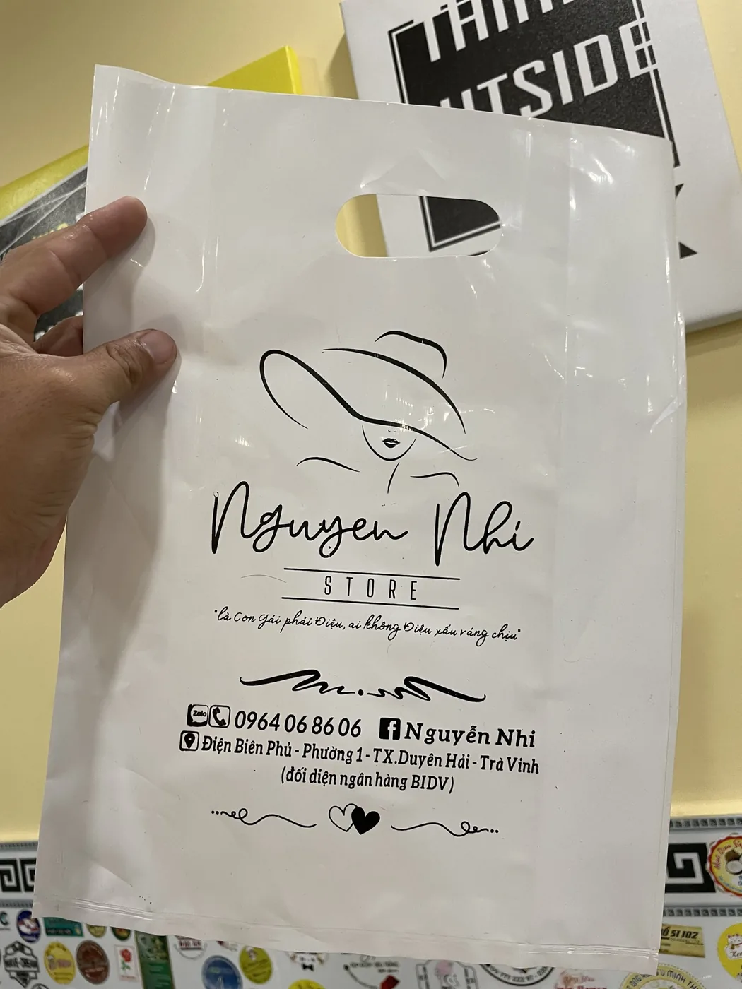 Túi trắng in logo nét vẽ và nội dung màu đen tại IST
